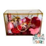 Caja de PVC dorada + Caja De Bombones Ferrero + Espumante Jp Chenet Rose 200 cc + Rosa Luz Led + Cojín 18 cm. Te Amo 