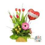 Arreglo 5 Tulipanes + Gerbera + 4 Bombones