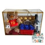 Caja de PVC dorada + Peluche + Caja De Bombones + Vino Tinto + Cajita de 6 Rosas Eternas De Jabón 